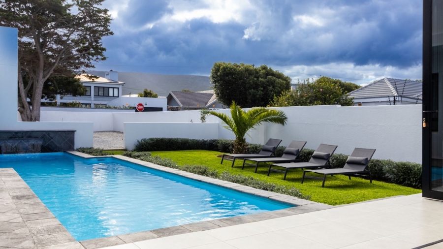 9 Bedroom Property for Sale in Westcliff Western Cape